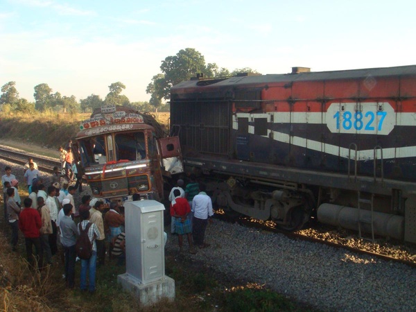 LORRY WITH TRAIN 18827