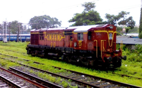 #18339 KYN WDM2 enjoying rain in Mumbai