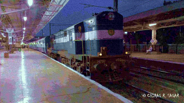 ED WDG3A # 14797 as power of more than 2 hrs late running 05033 Gorakhpur - Mumbai Bandra (T.) (Bi-weekly) Summer Special arrivi
