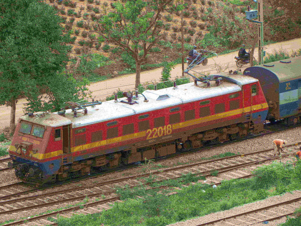 WAP1#22018 comes in with Bhuvaneshwar-Yeshwantpur Express (12845) at SGWF (Som)