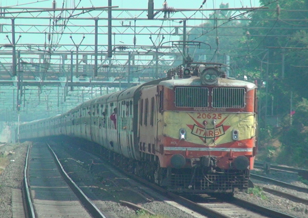 On a foggy morning, ET WAM-4# 20625 descends the gradient at Dombivli with 13201 Rajendra Nagar Lokmanya Tilak Terminus Express.