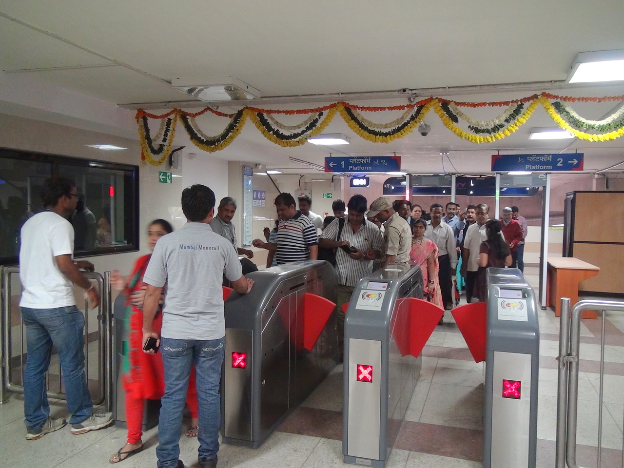 Maharashtra Security Force helps Mumbaikars how to swipe tokens. (Arzan Kotval)