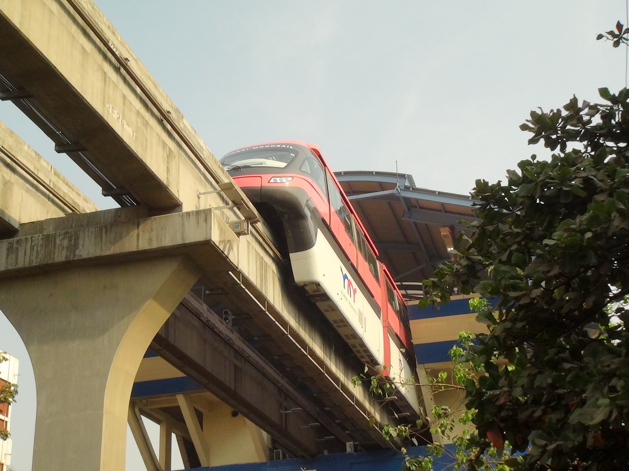 Chembur - Wadala Mono Rail taken from ground level at Chembur. (Arzan Kotval)