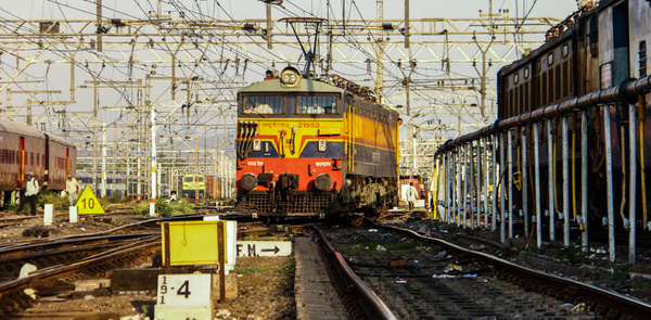 KYN WCAM-3 #21953 proceed to get coulped with Queen meanwhile KYN WCAM-2 hauled CST bound Sahyadri Exp waits for starter