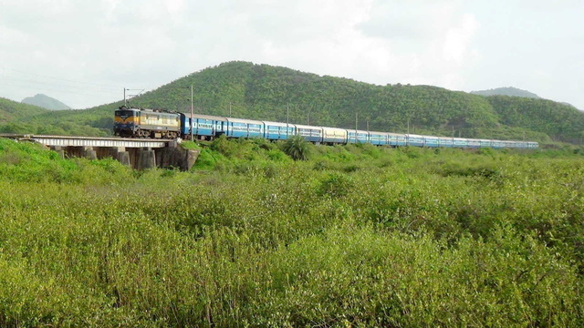 BL WCAM-1# 21844 with Virar Surat Shuttle seems to be posing in front of beautiful atmosphere of Vaitarna (Arzan Kotval)