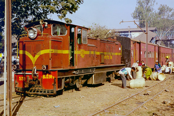 Bilamora Jn., goods unloaded from train