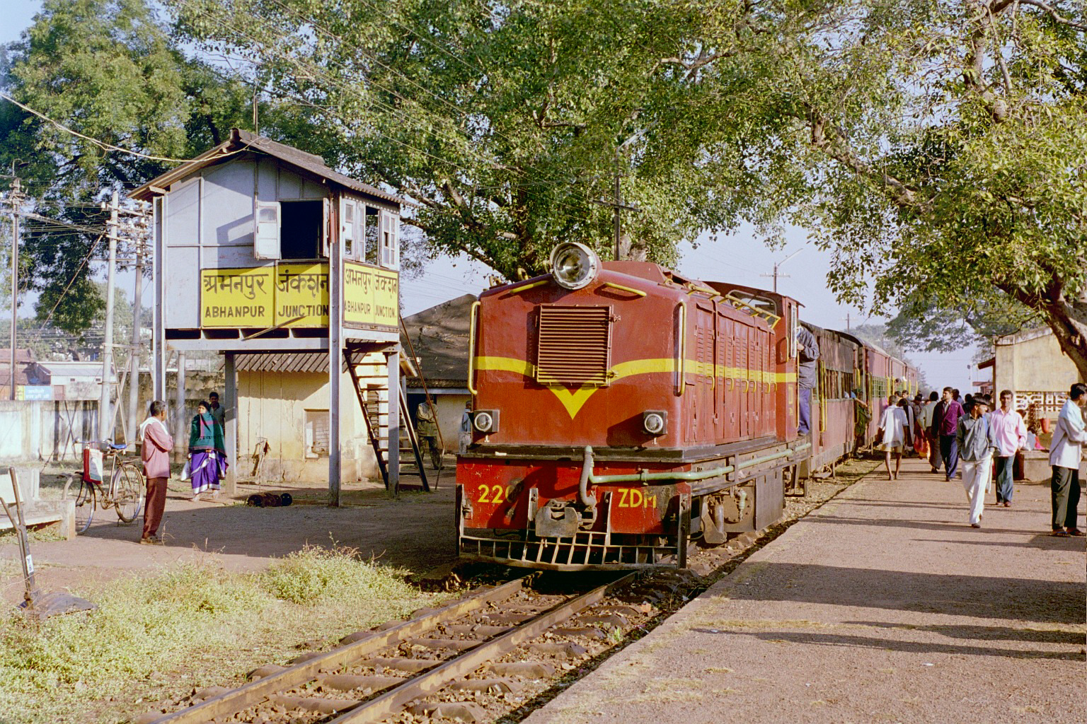 Abhanpur Jn., ZDM-4 220 awaits departure 