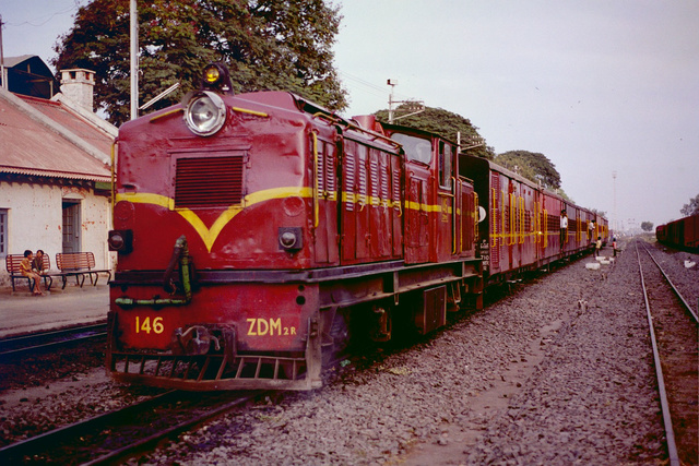 Itwari Junc., ZDM-2R 146 stands on ECS to Motibagh