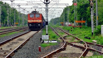 C.R.'s Bhusaval WAP 4 #22928 hauling 11015 LTT - GKP Kushinagar Express through Misrod Station near Bhopal Jn.
(For Loco Databs