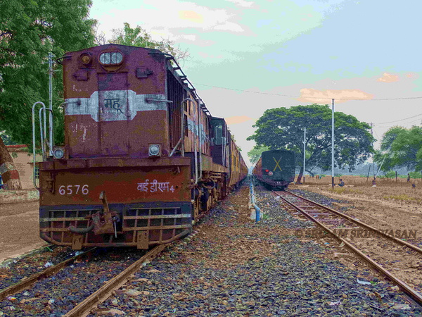 FL PHULERA then SBI SABARMATHI now MHOW, YDM 4 6576 poses bravely at AKOT with AKOLA - INDORE DAY Passenger (SRIRAM SRINIVASAN)