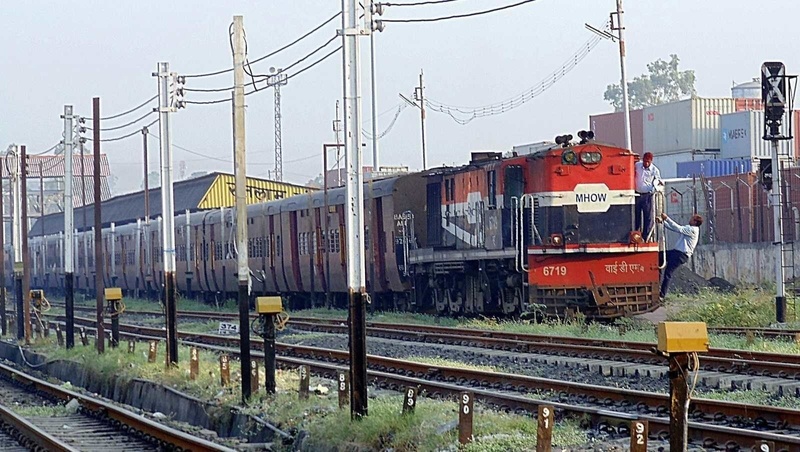 Lost in Memories MHOW YDM 4 # 6719 Standing at Ratlam Junction's Platform No 1 Ready to depart for MHOW 
the Train No was 09392