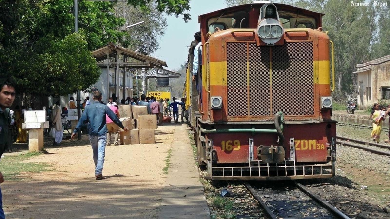 Train No 58858 Mandla Fort - Nainpur - Balaghat N.G. Passenger Ready to depart from Lamta Railway Station with ZDM 3A# 169 in le