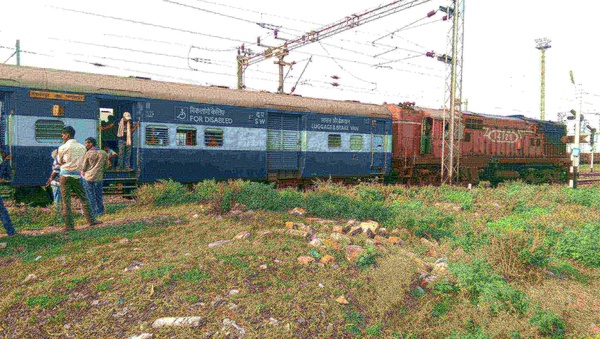 Anga Express behind Howrah Shed's WDM 3A at Kiul Junction. (Pushkar Gautam)