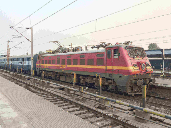 WAP4 #22303 at Asansol. (Shanku Niyogi)