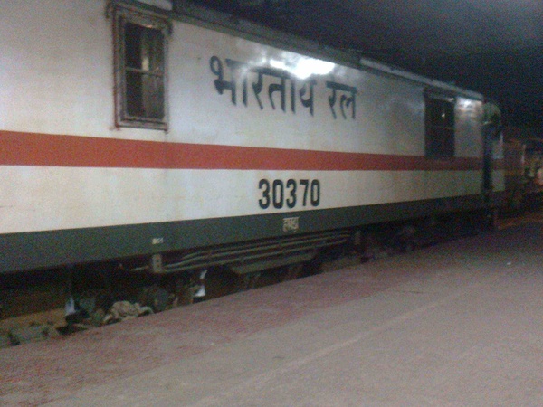 HWH WAP-7 #30370 standing at PF#2 of burdwan (BWN) junction..This white hunk was hauling the 12341 up HWH-ASN agnibina exp. (Sur
