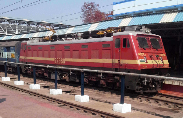 Bhubaneshwar-Visakhapatnam_Intercity_Express_on_Platform_1_at_Vizianagaram