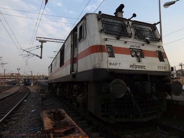 This Ghaziabad P7 was posing for Sam at Howrah while waiting for signal clearance to return to Howrah LTS after bringing in 10 h