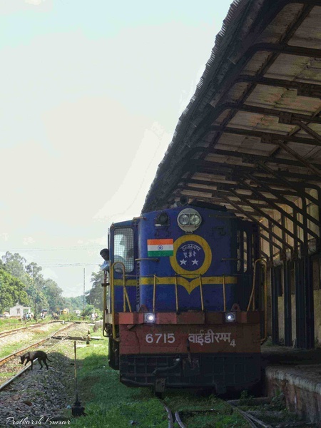 IZN YDM4 6715 (Ex-NKE) goes into the siding at Bahraich for a short nap after bringing 52252 passenger from Mailani. (September 