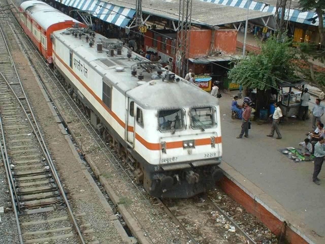 WAP-7 30219 with 2313_DDJ.JPG