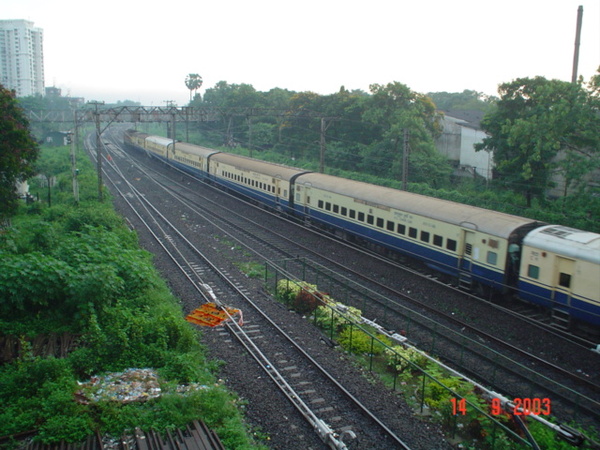 Mumbai_Pune_Shatabdi_Breezing_Through_Kanjur_Marg_A_Mumbai_Suburb_Photo_By_Saurabh_Jha.jpg