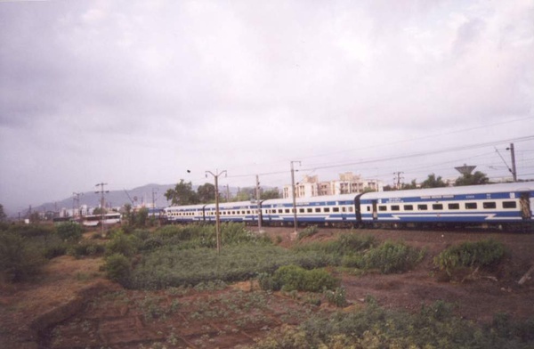 Contrasted_in_Blue_and_Cream_Livery_the_Jan_Shatabdi_passes_through_Panvel_New_Bombay_around_0630_AM_on_its_way_to_Madgaon_Photo