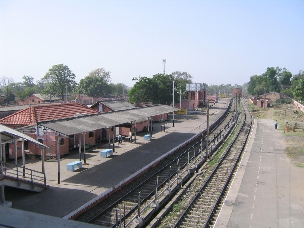 purulia station from over bridge - tatanagar end.jpg