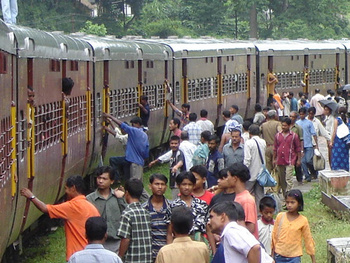 Rain at Langting creates a stir on the crowded platform