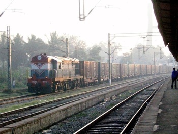 Long goods rake being hauled at KJM in early morning fog - 20-Nov-2005.jpg