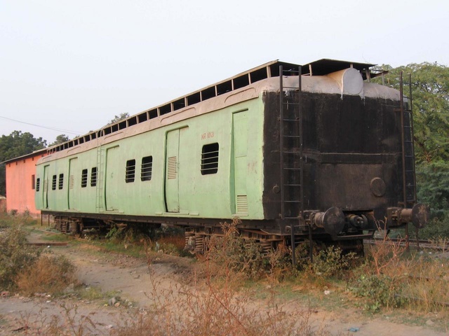 32 A very old EMU power car at TKD___ ANY LIGHT.jpg