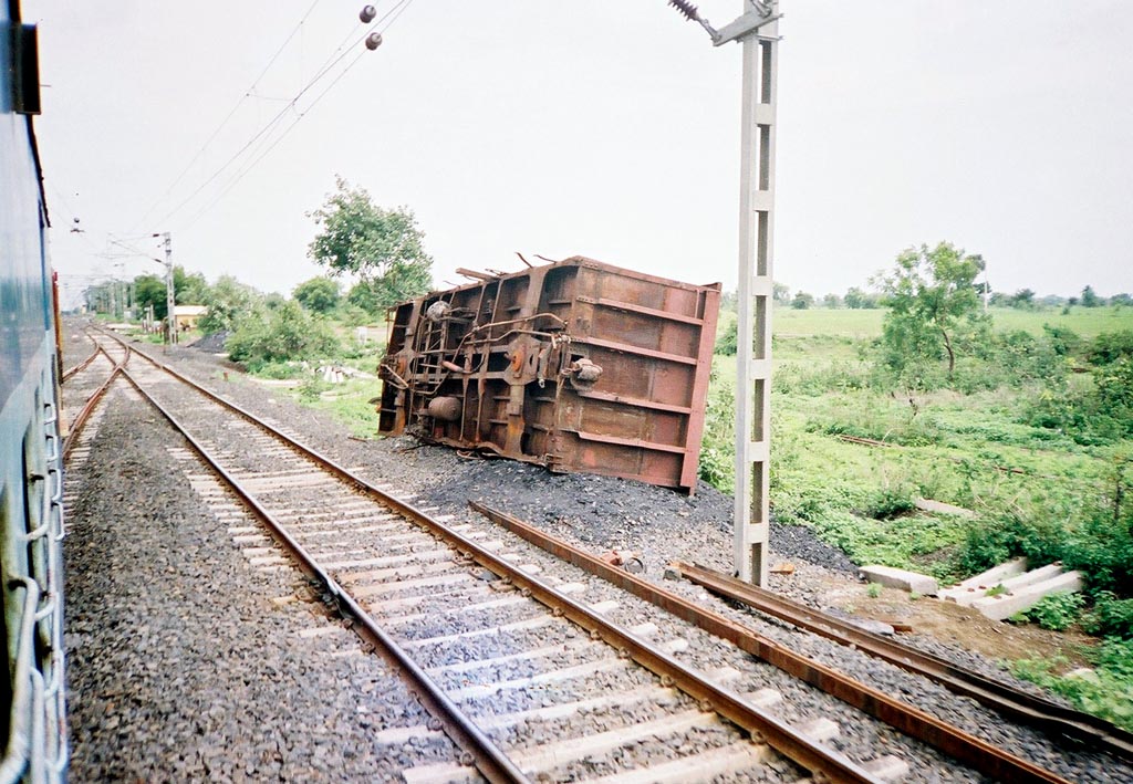 derailed_boxn_wagon_sonegaon.jpg