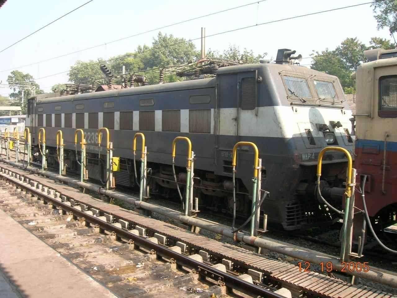 Santragachi WAP 4 at NGP.JPG