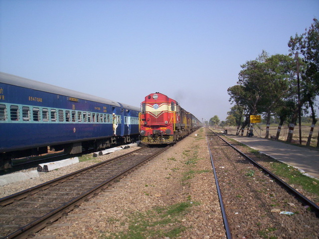 mumbai_mail_crossing.jpg