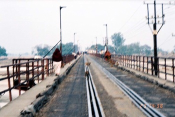 Humans _amp_ their ansectors on Kachhala bridge.jpg