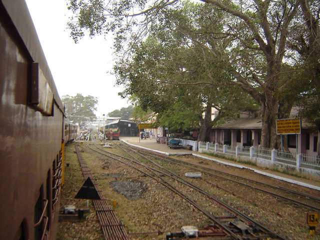 Tirunelveli Jn - the MG side. Most south indian stations are neat and because of the trees, even picturesque