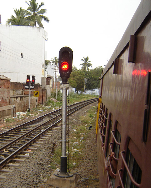 Twin signals for gauntleted track outside Tirunelveli, shouldn't one signal have sufficed for both gauges?