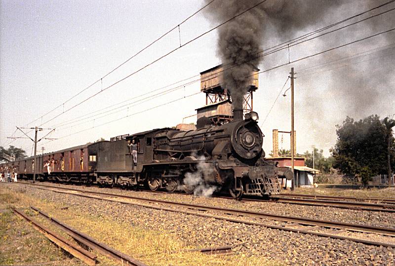 An HPS 4-6-0 engine at the helm of a stopping passenger at Krishnanagar - Mick Pope(Jan. 06, 1980)