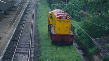 A rare capture of a BSP 655 standing still at Parel. Nothing was mentioned on the loco as WDM2/WDM3 or WDS but the LP told me th