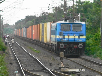 A CNB WAG7# 27985 quite resembling a WAP4 approaches Saphale station. (Arzan Kotval)