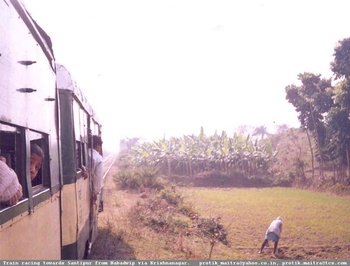 08_NG_Train_through_rural_Bengal_002.jpg