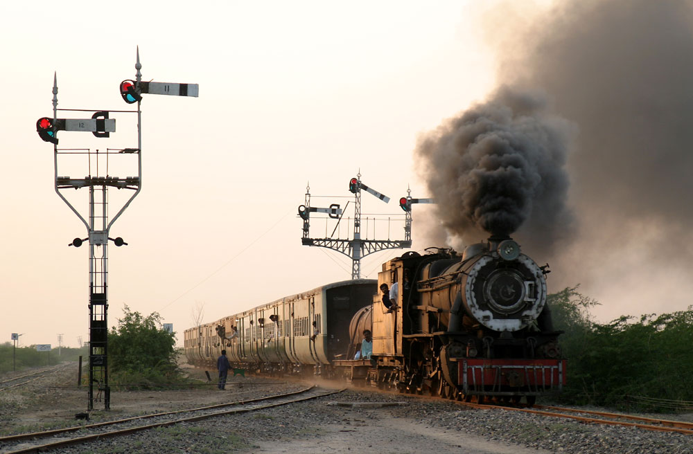 YD #519 approaching Pithoro Jn. Photo by Neil Edwards, 2004.