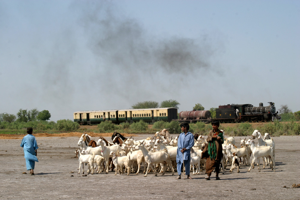 SP #138 approaching Nao Abad, with MG-2 Down. Photo by Neil Edwards, 2004. 