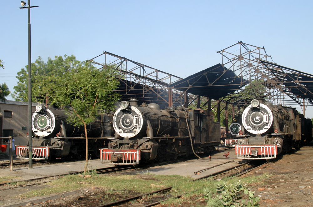 YD #518, YD #519, SP #138, and YD #522 at Mirpur Khas. Photo by Neil Edwards, 2005