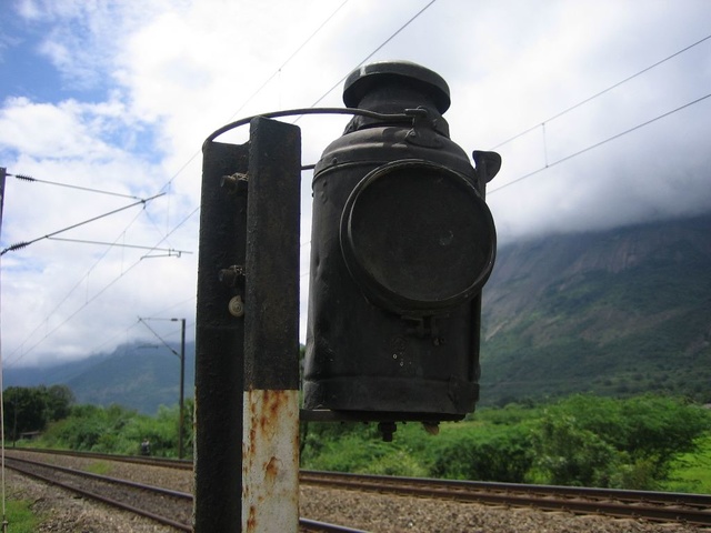 Railway_lamp_signal_old_version.jpg