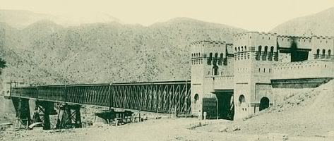 Entrance to Attock bridge, showing the Grand Trunk Road, 1905