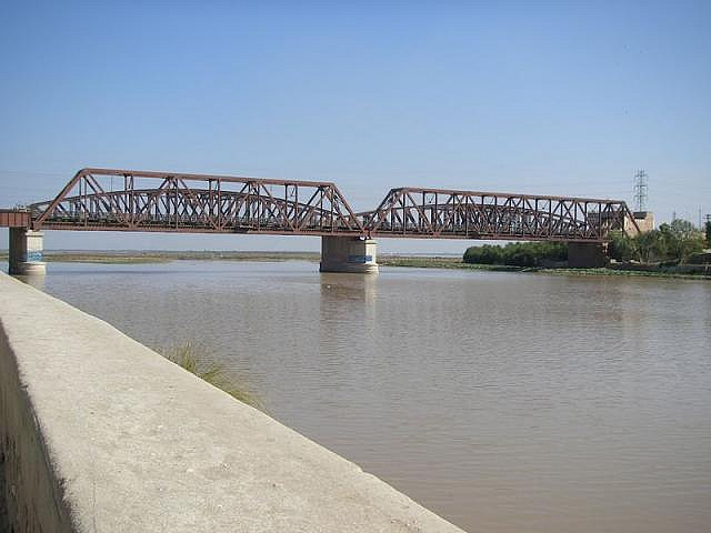 Bridges connecting Sukkur and Bukkur. PHoto by M Bhatia, 2007.