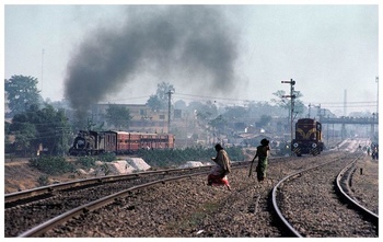 Broad gauge and 2' 6" gauge ng tracks side by side at Ranchi, circa 1987. The ng trains do pretty hard work carrying bauxit